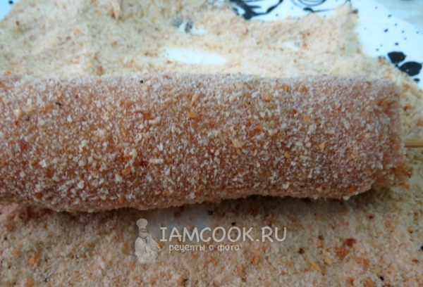 Обвалять мясо в сухарях