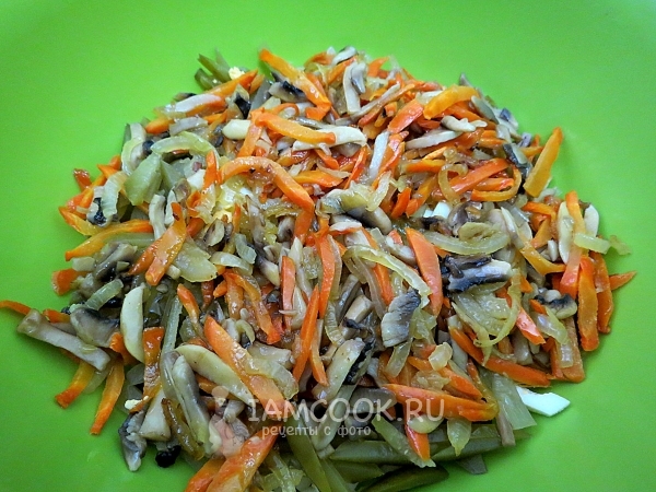 Соединить ингредиенты для салата