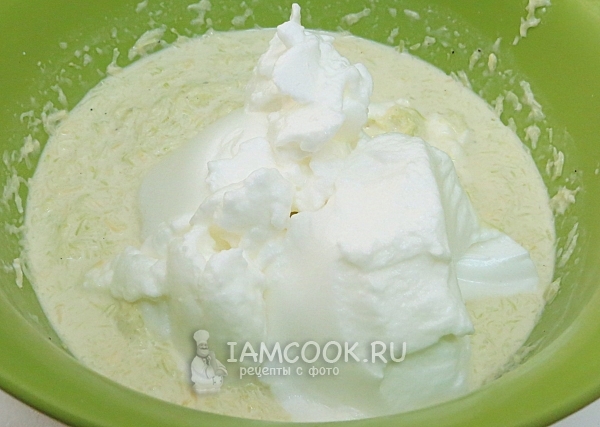 Ввести взбитые белки