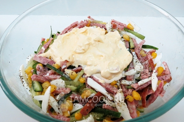 Положить заправку в салат