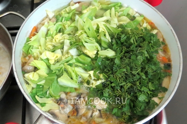 Положить капусту и зелень