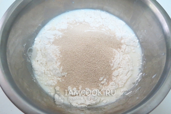 Соединить молоко, сахар, дрожжи и муку
