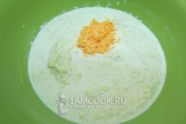 Добавить яично-сырную массу