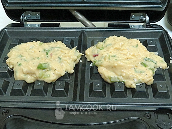 Положить тесто в вафельницу