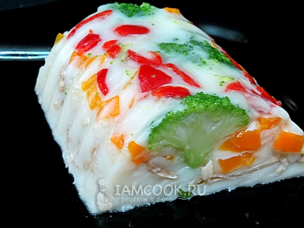 Заливное из курицы с брокколи