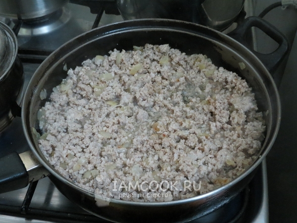 Положить к луку фарш