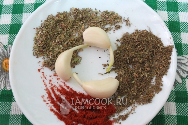 Подготовить специи и чеснок