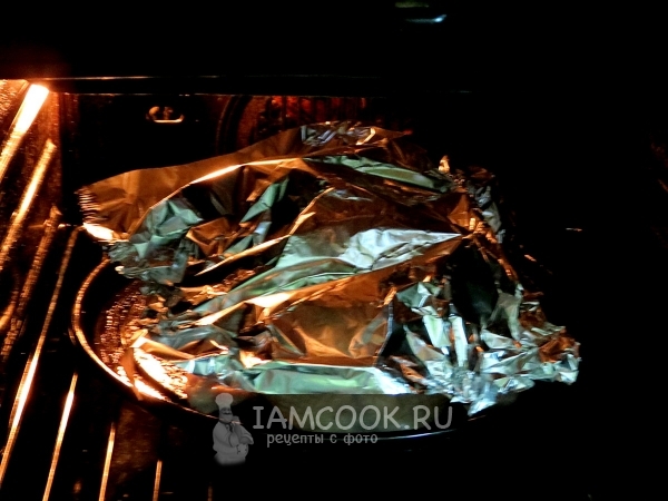 Накрыть курицу фольгой