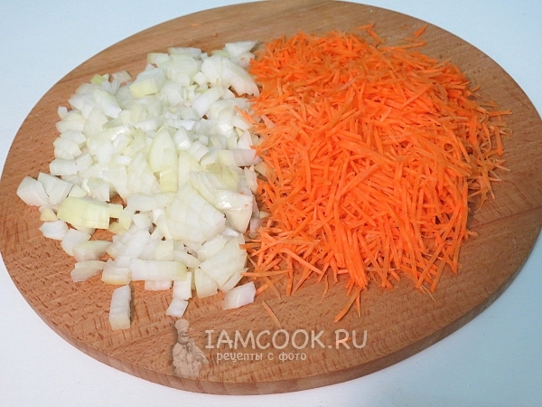 Порезать лук и натереть морковь