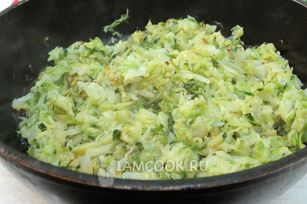 Положить к грибам капусту