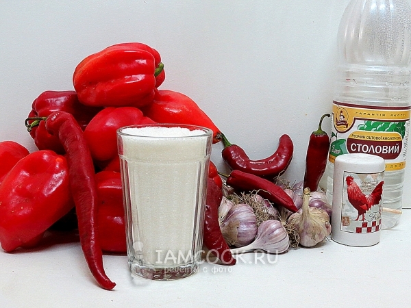 Ингредиенты для острой закуски из жгучего и болгарского перцев с чесноком на зиму