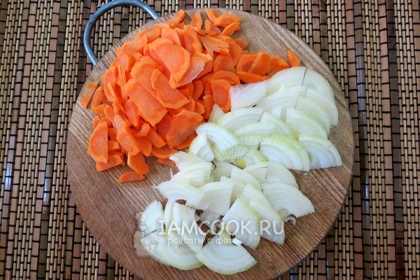 Порезать лук и морковь