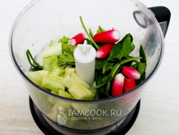 Положить зелень и овощи в блендер