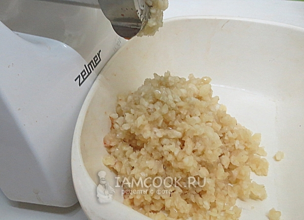 Перекрутить на мясорубке чеснок