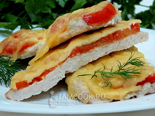 Рецепт куриного филе, запеченного с помидорами и сыром