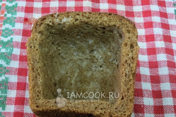 Смазать хлеб белком