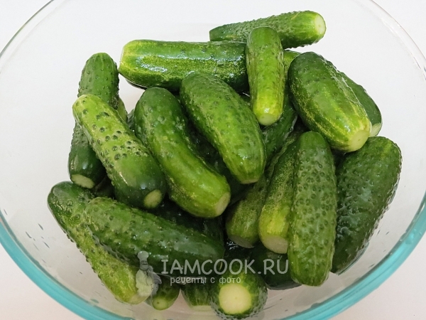 Помыть огурцы