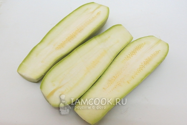 Разрезать кабачки вдоль