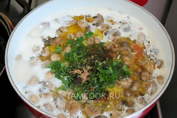 Добавить зелень, сыр и специи