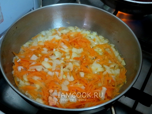 Обжарить морковь и лук