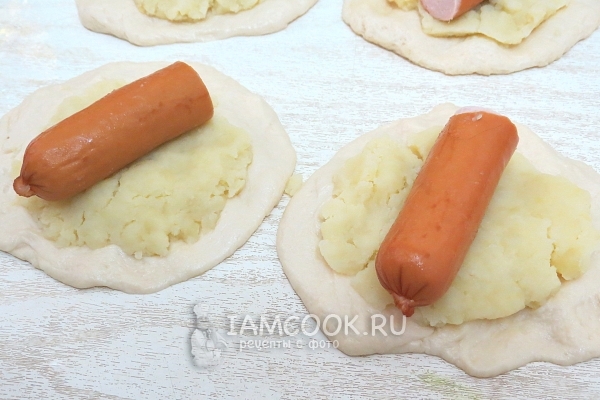 Положить на тесто картофель и сосиску