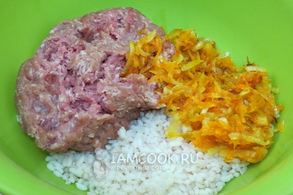 Соединить фарш, рис и овощи