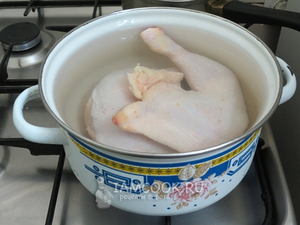 Положить курицу в кастрюлю с водой