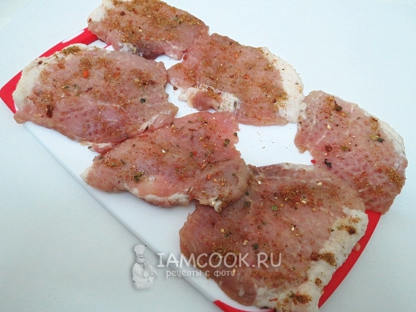 Мясо посыпать специями и солью