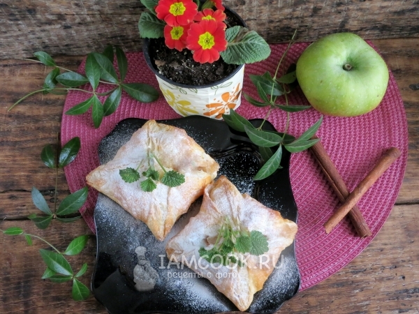 Готовые яблоки в платочках из слоёного теста