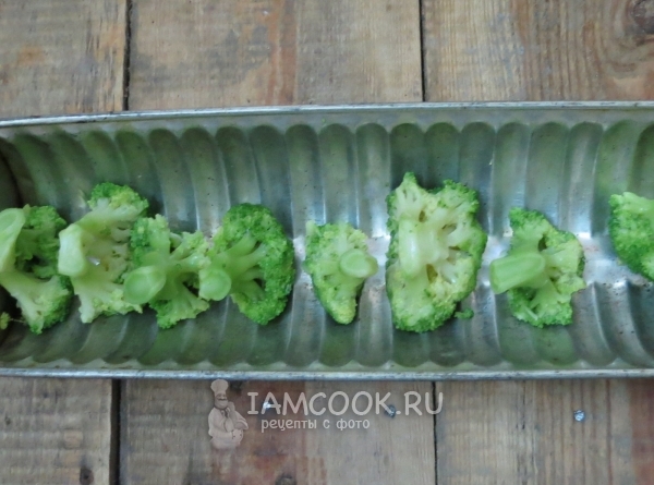 Выложить в форму брокколи