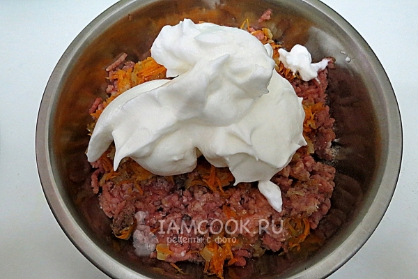 Положить взбитые белки