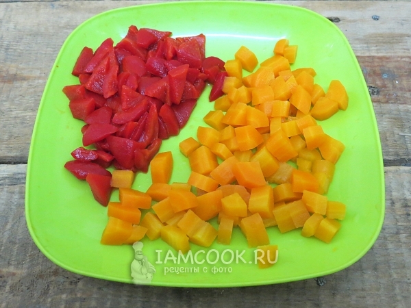 Порезать перец и морковь