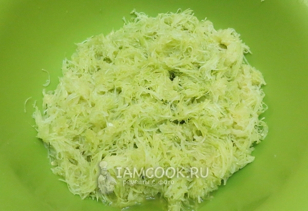 Натереть кабачок