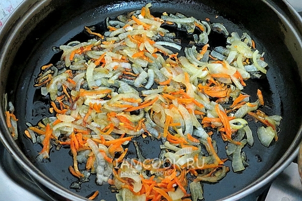 Обжарить лук с морковью