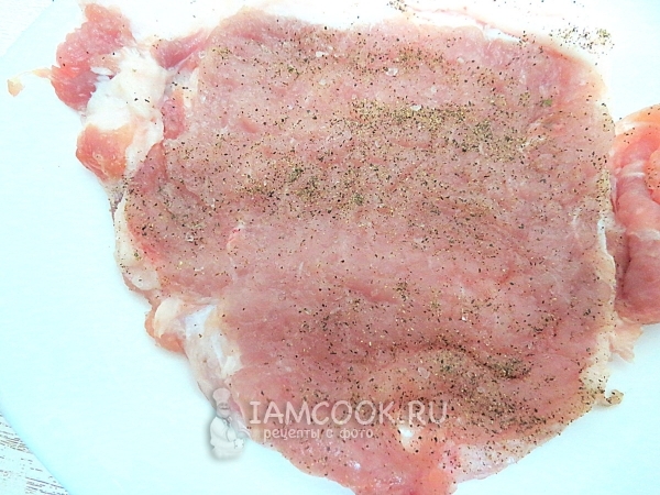 Мясо отбить, посолить и поперчить