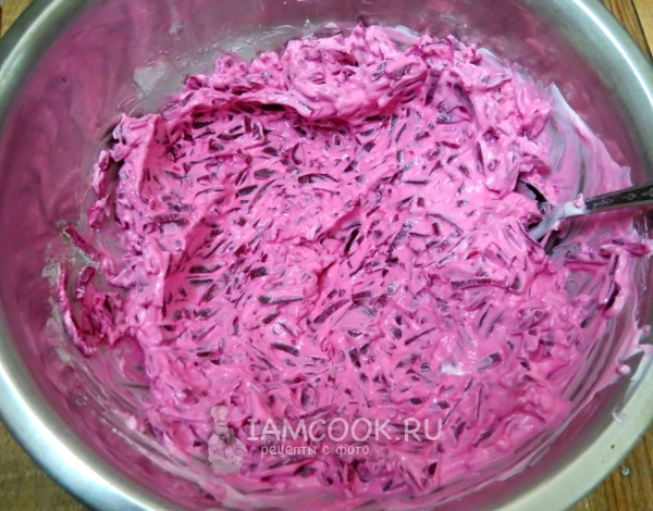 Размешать свеклу со сметаной