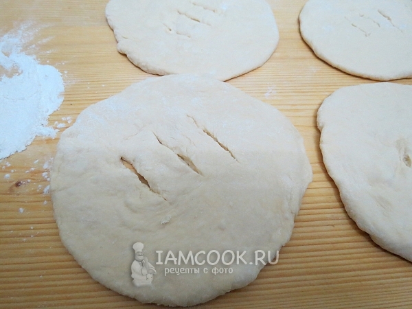 Сделать на лепешке надрезы