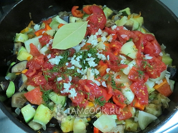 Добавить помидоры, чеснок, зелень и лавровый лист