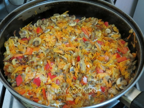 Обжарить овощи с грибами