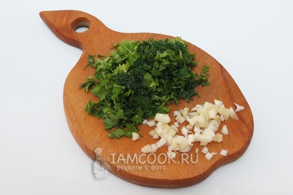 Порезать чеснок и зелень