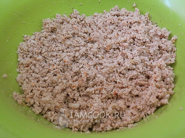 Перекрутить мясо с луком на мясорубке