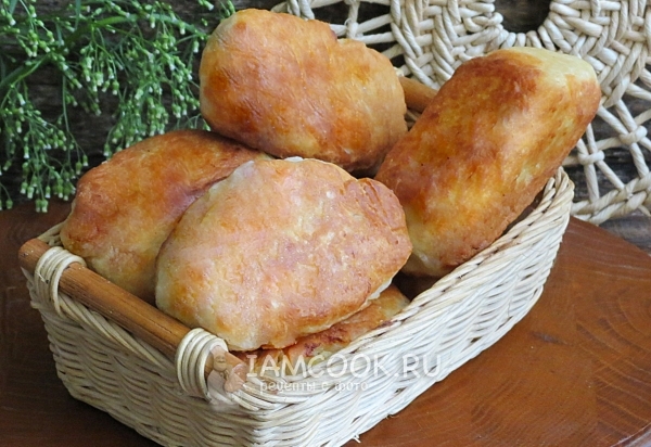 Фото жареных пирожков с картошкой и сосиской