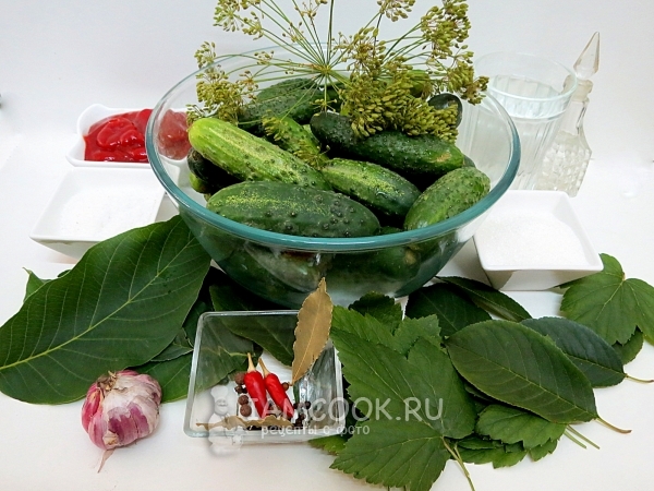 Ингредиенты для хрустящих огурцов с кетчупом в банках на зиму