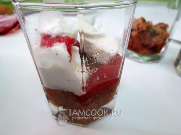 Положить ягоды и мороженое