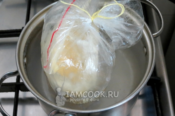 Положить пакет в кипяток