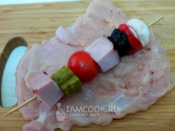 Положить на мясо шпажку с продуктами