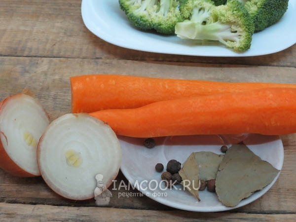 Подготовить перец и лавровый лист