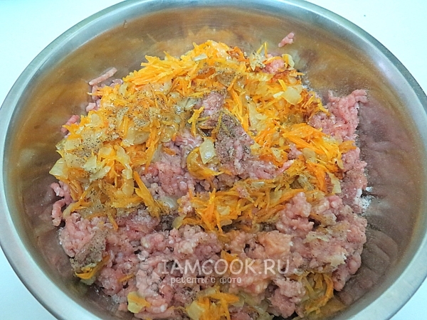 Соединить мясо, овощи, желтки и соль с перцем