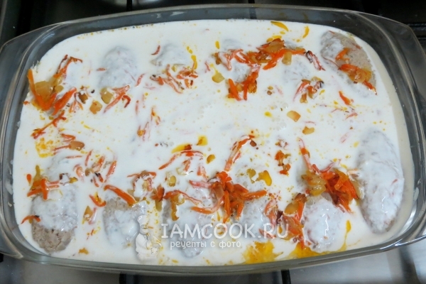 Залить сметанным соусом