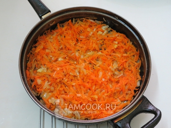 Обжарить лук с морковью